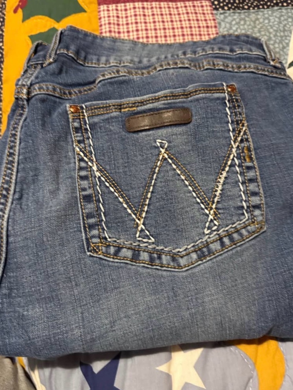 Wrangler Mae Women's Blue Denim Jeans with Back Pocket Stitching 26w-30